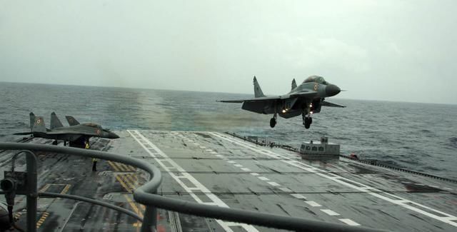  起飞|美战斗机为登上印度航母练习起飞！瘸驴配破车，这才是真爱