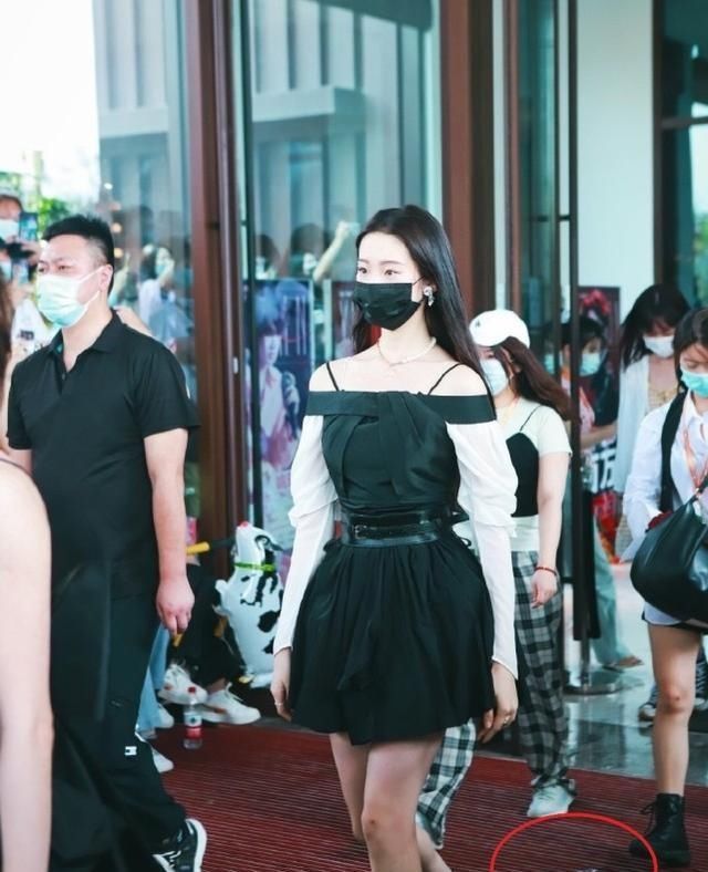  亮相|硬糖少女亮相《炽热的我们》，面对前辈气场十足，陈卓璇险些滑倒