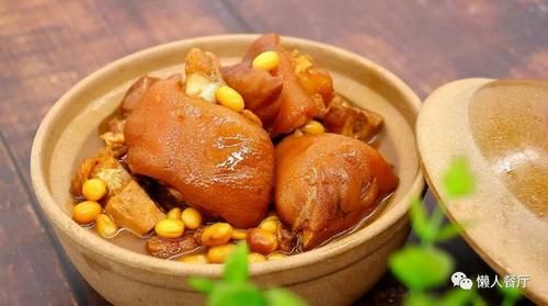  好吃|猪蹄怎么做好吃？配上黄豆一起炖，连汤汁都不会浪费