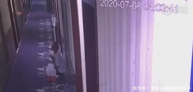  走廊|陪儿子高考，男子怕打呼噜影响孩子休息，边在走廊睡觉边为儿子祈祷