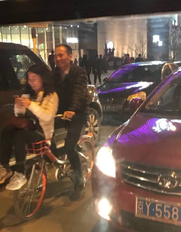 画面|没素质!18岁姑娘坐共享单车车筐上!画面辣眼睛!