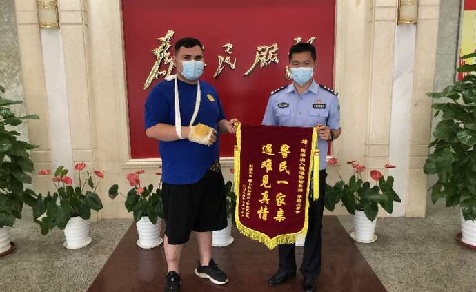  男子|暖心！男子在佛山街头被撞伤，滚滚车流中幸亏他及时出手……