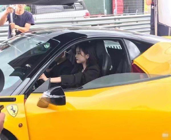  吴宣仪|明星考驾照待遇高！吴宣仪开豪车练手，脚上鞋子引热议！不怕被教练骂？