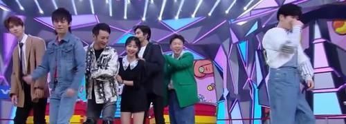  滑冰|蔡徐坤带着大家滑冰，宋威龙没牵好谭松韵，谭松韵的反应太可爱了