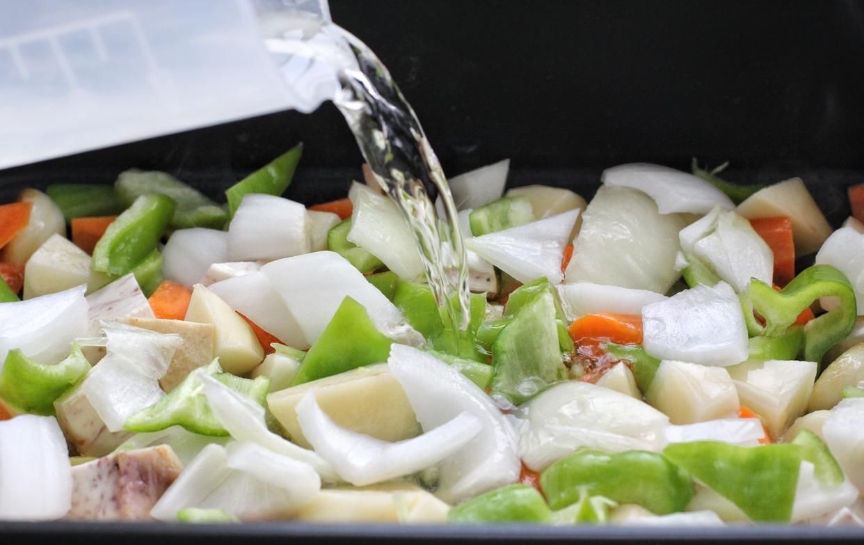 好吃|鸡翅蔬菜一锅焖,鲜嫩入味有营养,简单三步就上桌,好吃到吮手指