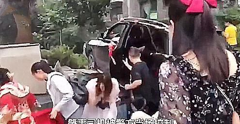  失控|奔驰婚车失控姐弟俩被撞身亡，知情人：肇事司机被捕，新人照常举行婚礼