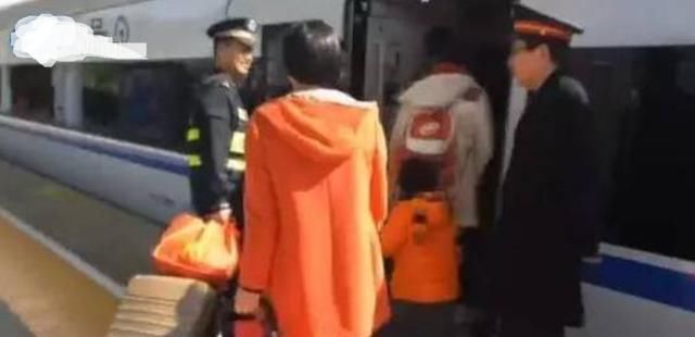 脸红|9岁儿子高铁作妖，妈妈：他只是孩子，5岁女孩回怼让妈妈直接脸红