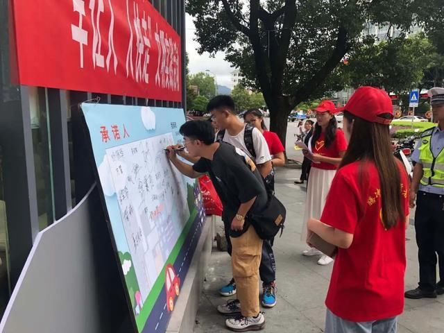 市民文明|志愿者 | “车让人·人快走” 礼让劝导