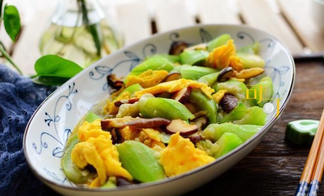  香菇|不用味精就已很鲜美的丝瓜香菇炒蛋，颜色漂亮营养好，一学就会