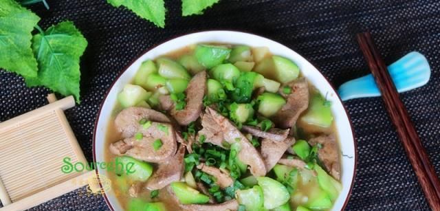  抢光|夏天就馋这瓜, 我家三天两头就吃它, 每次炒一盘, 端上桌就抢光!