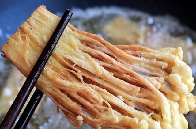 居家|金针菇的美味新吃法，香辣酥脆，鲜香营养，不错的居家美食