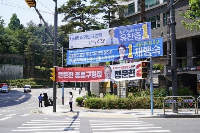200多万条！韩国政党掀起“横幅战”，地铁站、路口等地随时可见