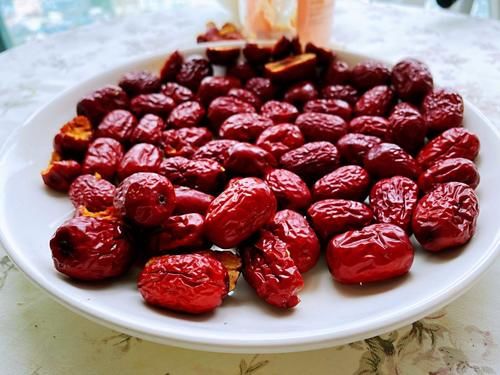  随手|红枣是个宝，面粉中放一把，随手一拌做出来香喷喷，营养又好吃