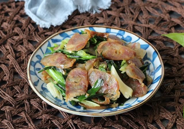  切成|严选美食：腊肠炒蒜苗，鸡肉芦笋，萝卜土豆条，孜然手撕杏鲍菇