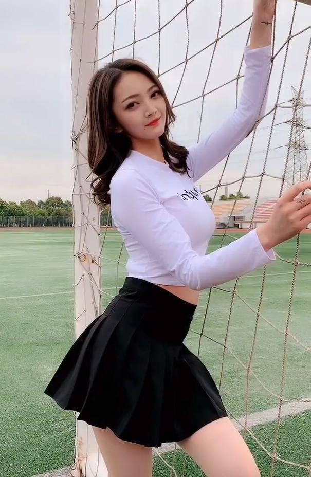 T恤|清新的学院风,小姐姐穿上白T恤,甜美又干净!