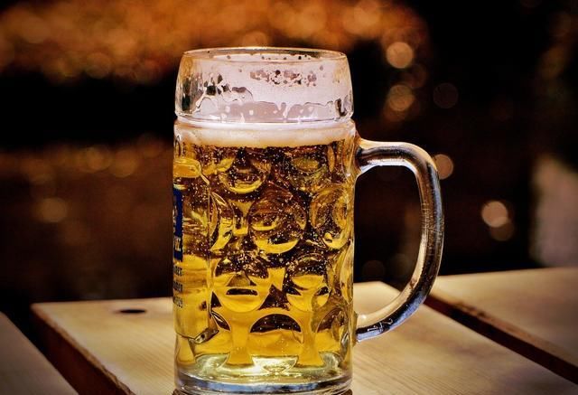  儿戏|男子酒后憋尿一摔，膀胱破了！憋尿不是儿戏，看完你还敢憋吗？