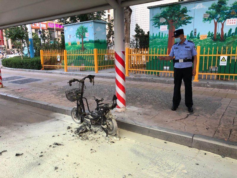  赵先生|等信号灯时一电动车突然起火冒烟，民警及时出手变身“消防员”