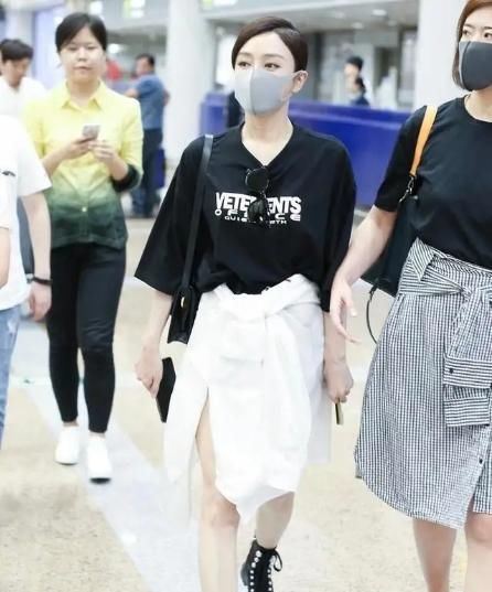  有种|有种“逆生长”叫秦岚, 穿黑白拼接裙优雅迷人, 一点不像70后