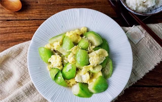 小窍门|炒丝瓜时,万万别直接下锅炒,教你一个小窍门,丝瓜翠绿不发黑