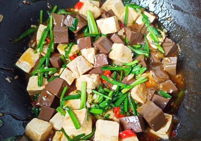  经典|鸭血的经典吃法，滑嫩入味，吃多少次都不会觉得腻，上桌迅速光盘