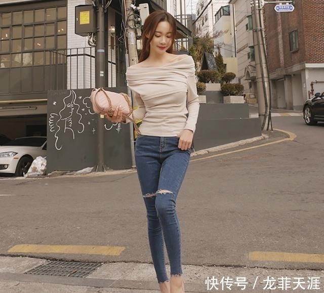 女性|牛仔裤简单又惹眼,妙曼身材显女人味,让人怦然心动!