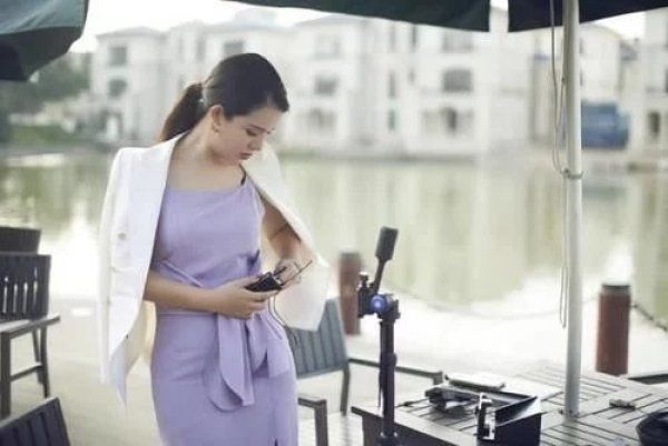  丁丁|《丁丁下午茶》菁英人物全新启动 情感心理学主持人丁晴养眼亮相