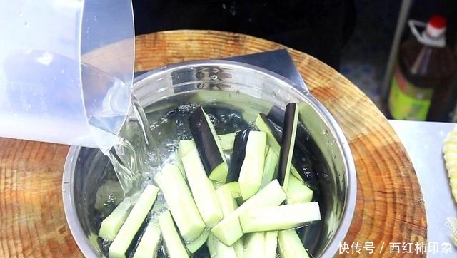 切成|大厨教你茄子新吃法,特别好吃下饭快,食材简单、一顿两根不够吃