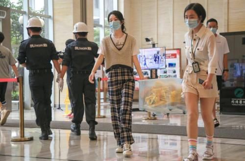  掩盖|赵丽颖《中餐厅》戴口罩都掩盖不了高颜值，给顾客打包直接被看呆