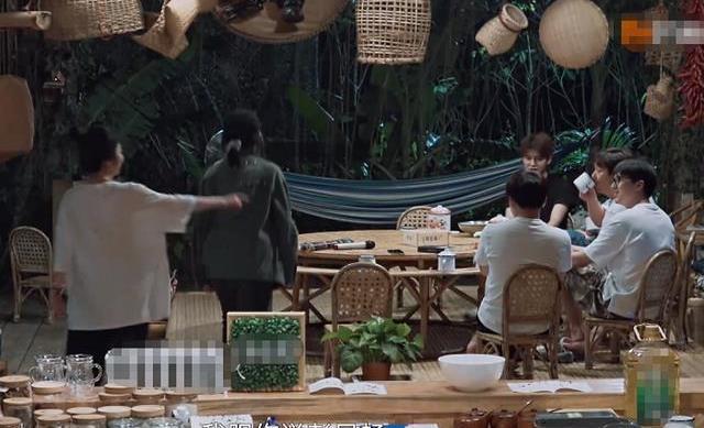 吐槽彭昱畅|黄磊吐槽没人会嫁给彭彭,谭松韵的话太扎心,张子枫灵魂拷问懵了