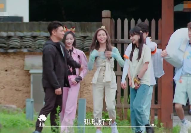  名字|郑爽叫错许佳琪名字，见到谢可寅许佳琪处理方式，情商高低很明显