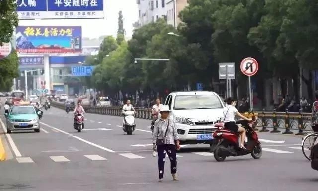 掉头|路口掉头,要不要越过斑马线?