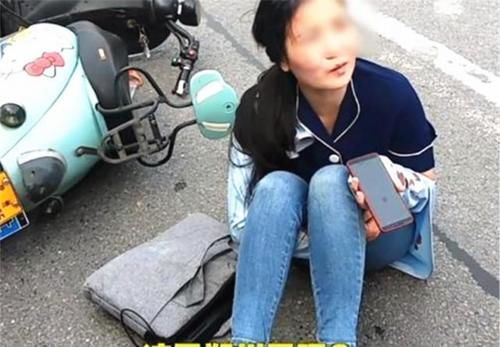 女子|女子骑电动车被撞,上演失忆狗血桥段,网友:小鲜肉赶紧来学表演!