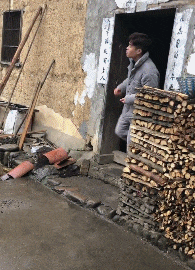 GIF|搞笑GIF：卖菜的不应该都是大妈吗？为什么这位小姐姐这么漂亮？