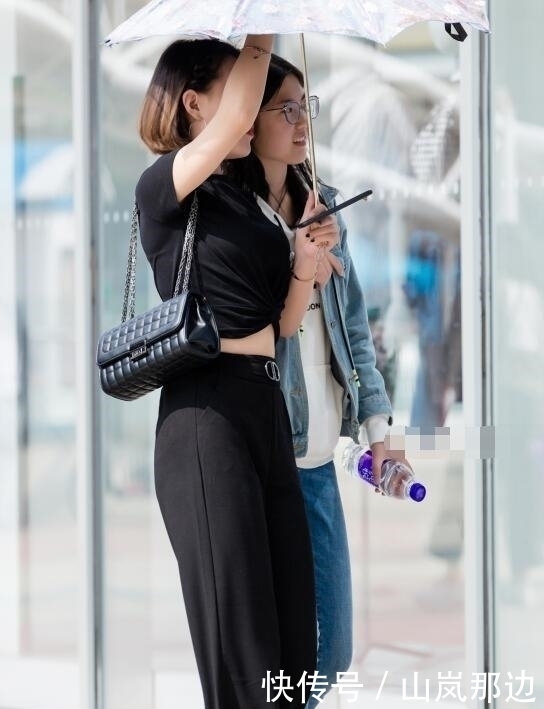 不易|路人街拍:两个时尚小姐姐教你搭配,风格简单不易出错!