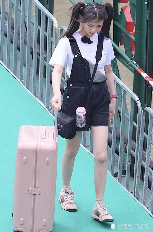  李浩菲|《中餐厅》飞行嘉宾过多？杨超越刘宇宁工作服造型曝光，分工大不同