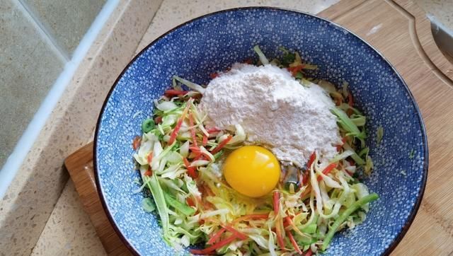  卷心菜|卷心菜做早餐，比想象的更好吃，高钙低脂又营养，怎么吃都不胖