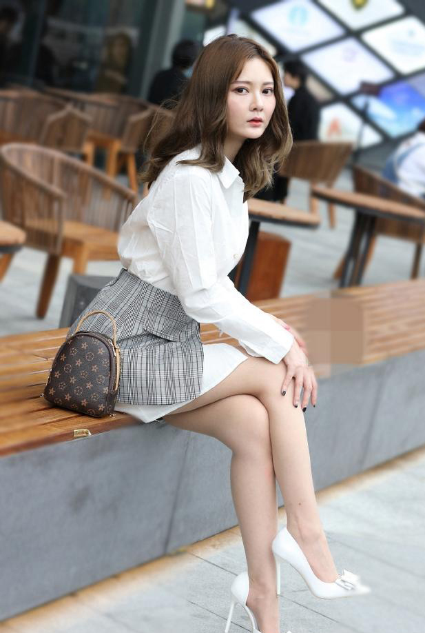  小美女|街拍：清新有魅力的小美女，长相靓丽气质优雅