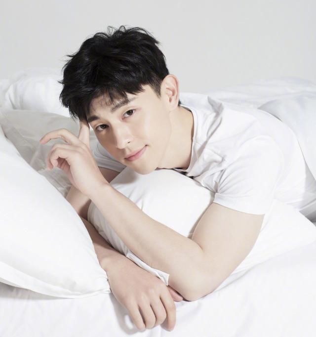  偶像|综艺史上最怂嘉宾，邓伦偶像包袱沉重，比杨幂还爱照镜子的男人