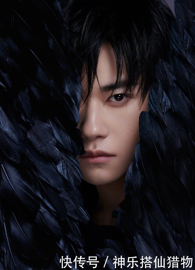  抄袭|TFBOYS七周年写真，黑色羽毛造型超帅气，于正又出来“碰瓷”