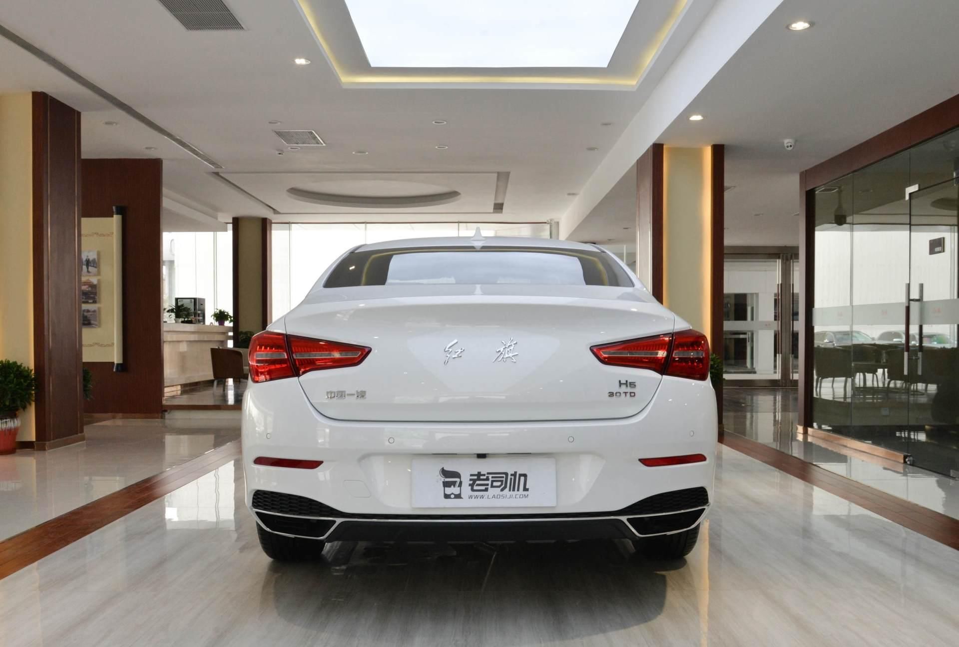 家族|红旗的销量“王炸”，家族外观比雅阁牛气，2875mm轴距舒适如家，价格15万