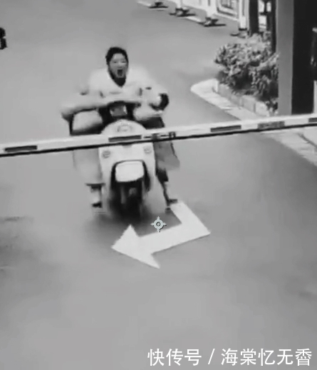  电瓶车|遇见紧急情况全靠反应, 大姐这种骑电动车的方式, 网友: 匪夷所思
