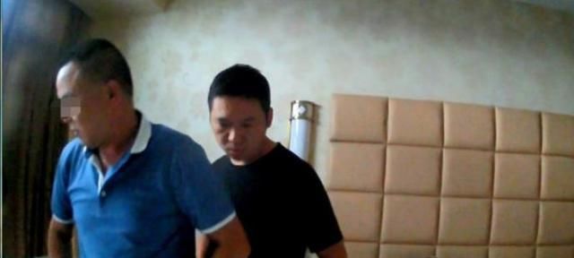  大叔|60后大叔冒充警察同时和5女谈恋爱，被捕时正与情人开房