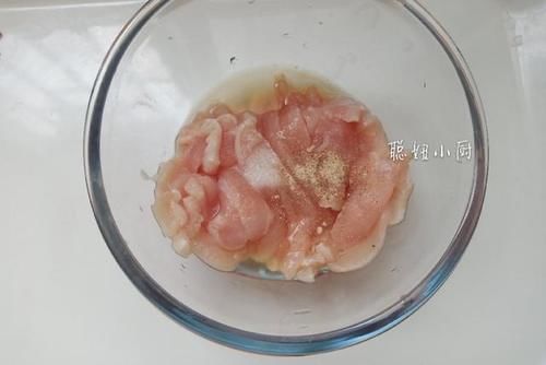 胸肉片|鸡胸肉这做法，不炸不煎，不放一滴油，营养低脂，美味又简单