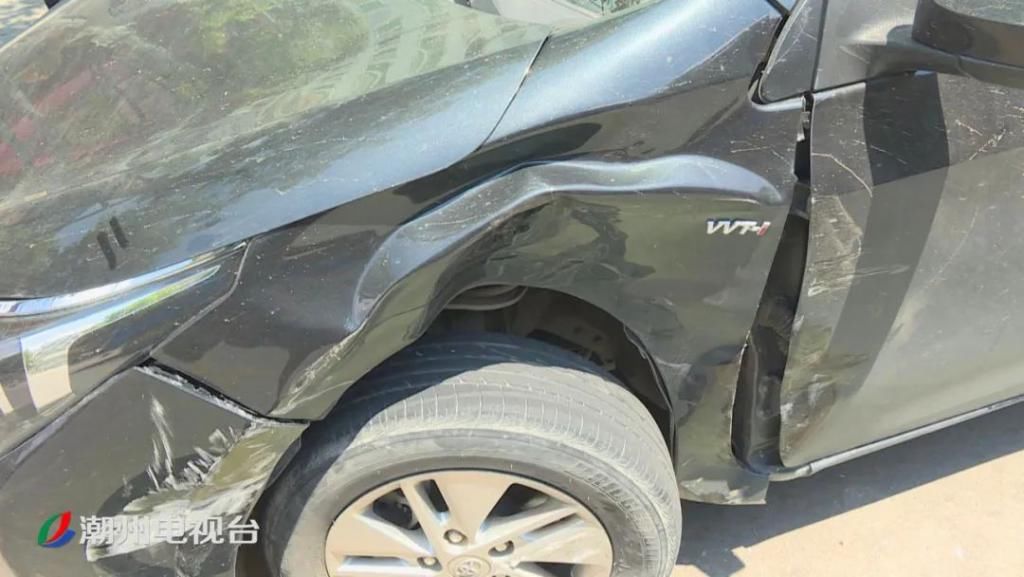  车主|绿榕北路一辆小轿车侧翻在机动车道上，车主一头雾水