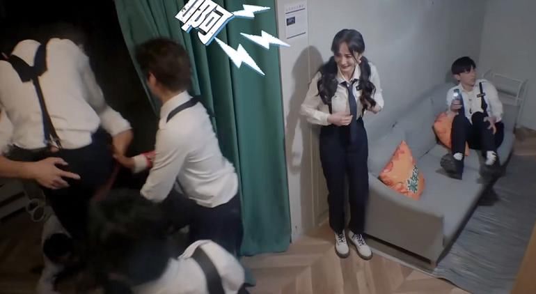  邓伦|张国伟公主抱杨幂邓伦时，地上“丧尸”的反应亮了，网友：太敬业了