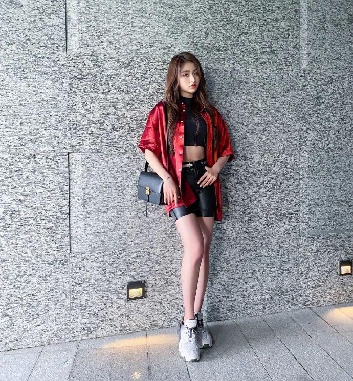  西装|金子涵真的壮吗？看她穿西装的效果就知道了，比例不要太完美