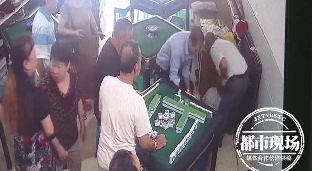  倒地|正在打麻将，六旬男子突然倒地身亡