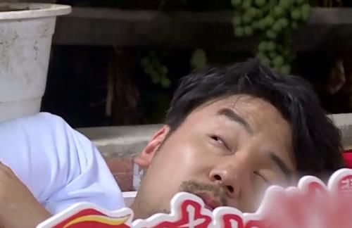  真不|当杨超越叫醒雷佳音，谁注意到他的反应：真不把她当明星