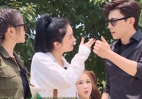  实力|邓伦和赵小棠在前方互动，虞书欣在后面实力抢镜，这醋吃的没必要