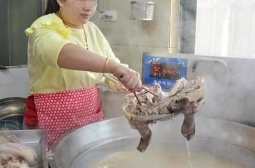 羊汤|夫妻俩开店只卖“它”,一出锅就被抢完,20元一碗,顾客真值